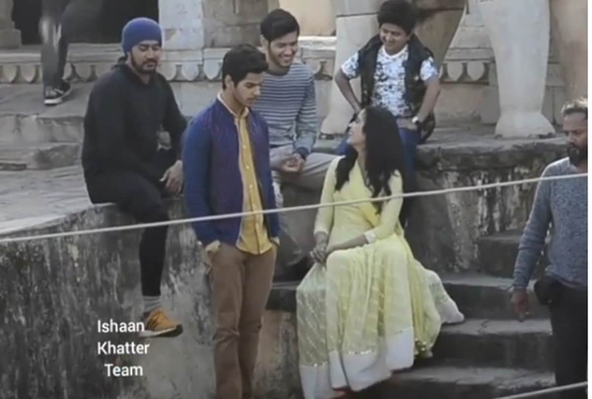 Janhvi Kapoor engages in casual chat on the set of dhadak