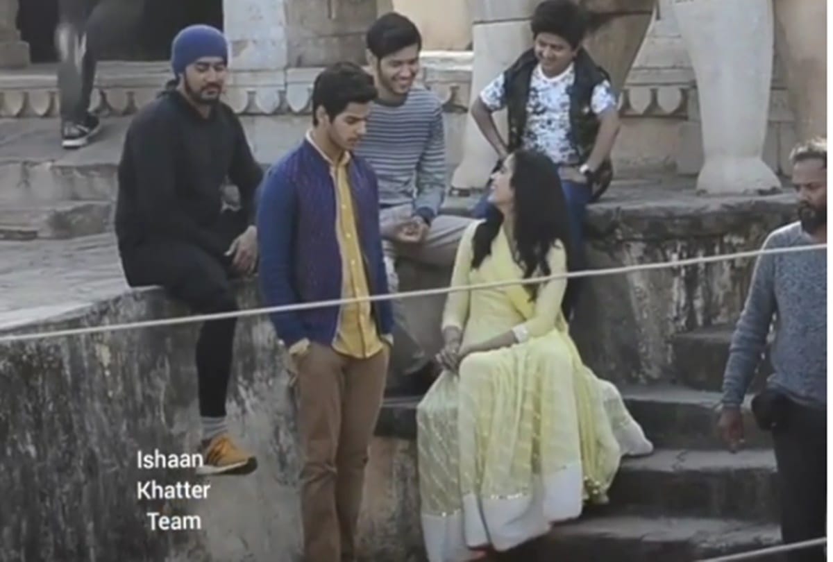 Janhvi Kapoor engages in casual chat on the set of dhadak
