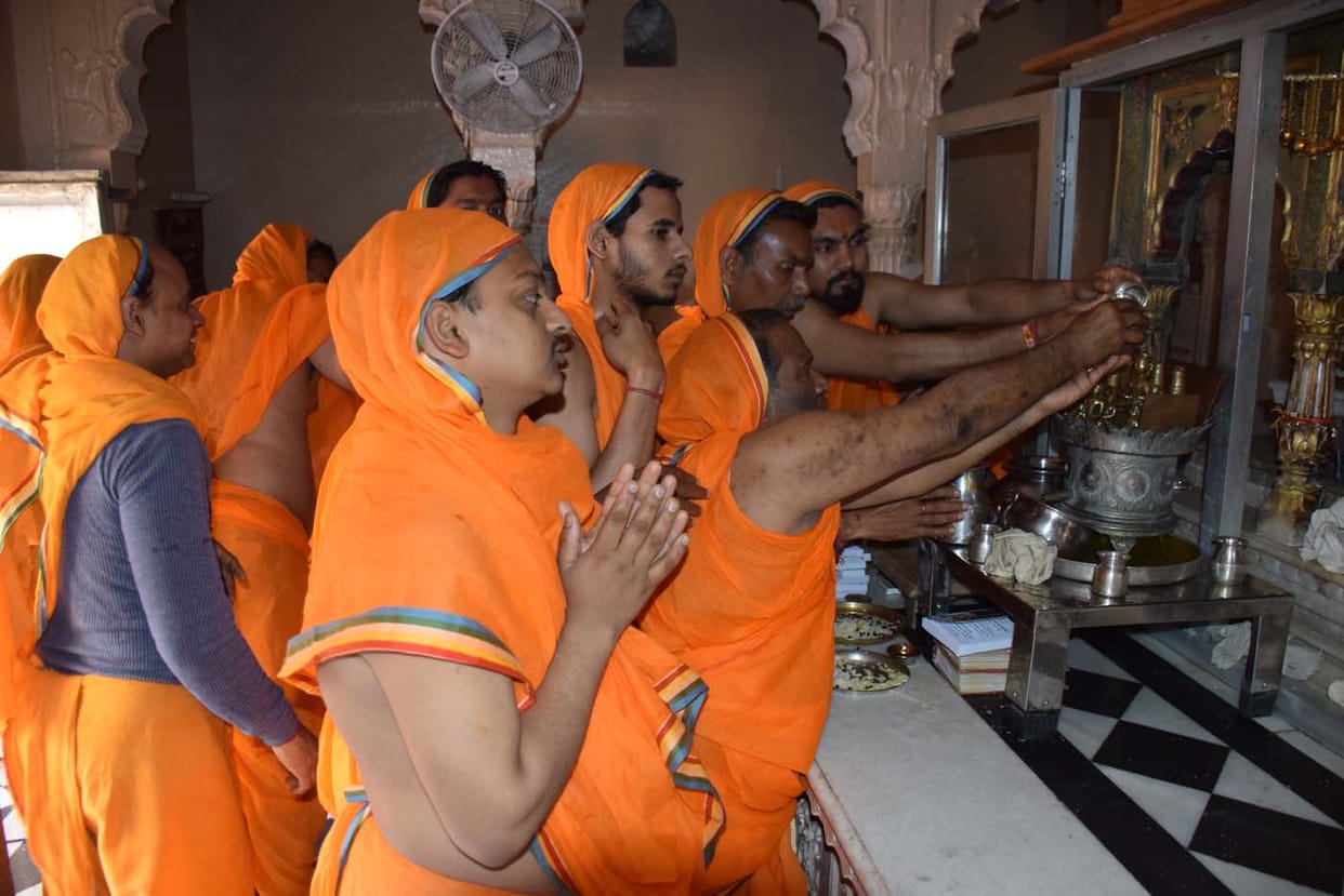 भगवान आदिनाथ के महामस्तक पर किया अभिषेक