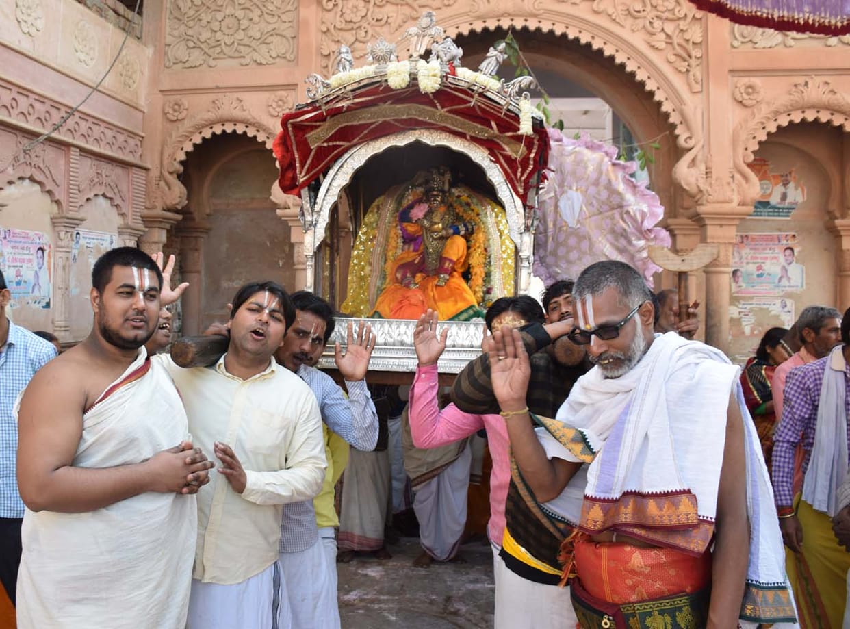 पालकी में विराजे भगवान गोदारंगमन्नार