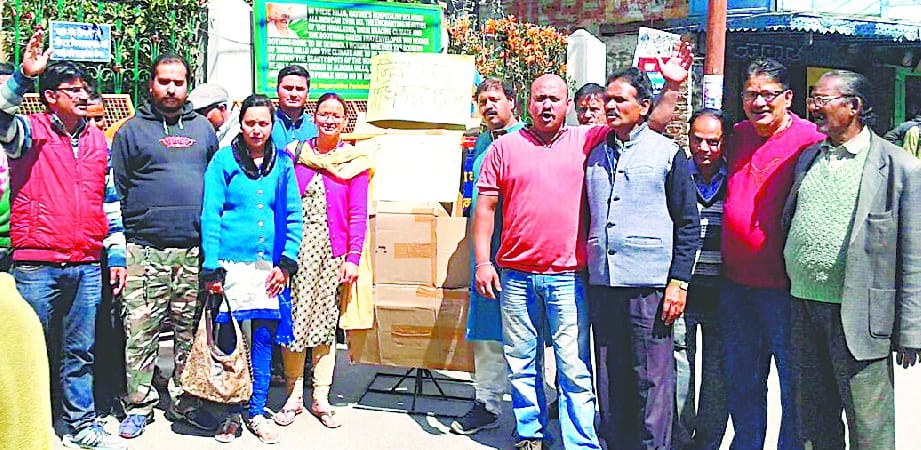 Congress workers flung the statue of state government