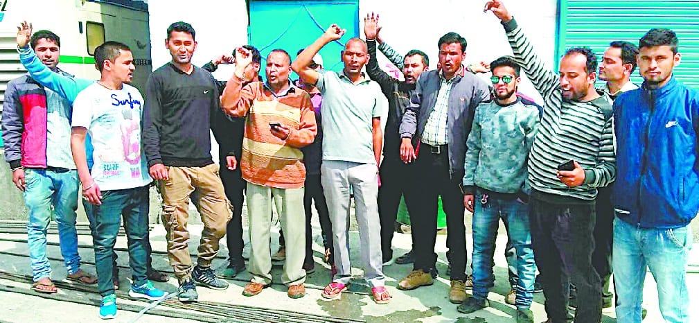 The people of the traders and the foal stopped the construction work