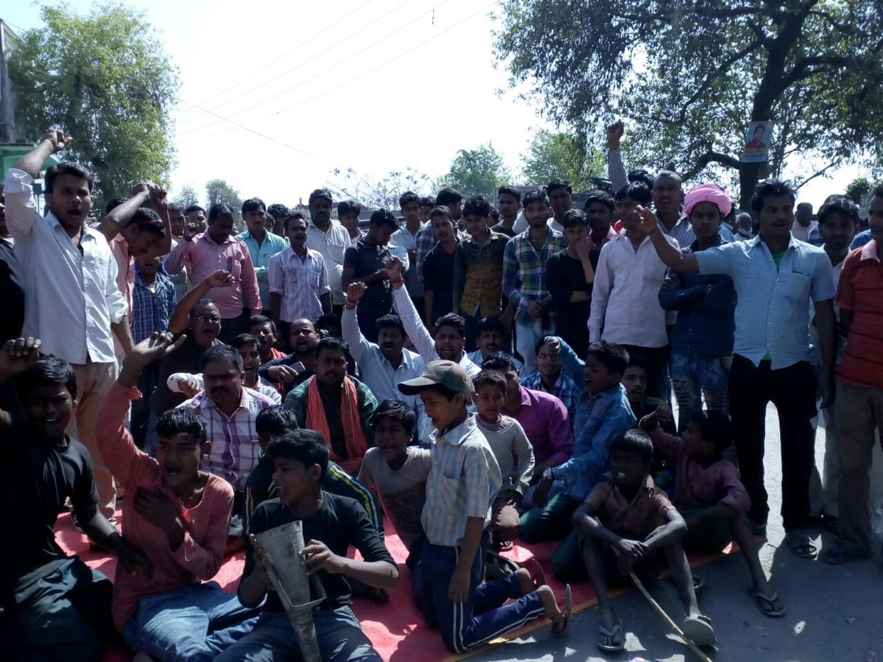लूट के विरोध में दुकानदारों ने सडुक जाम कर दिया धरना