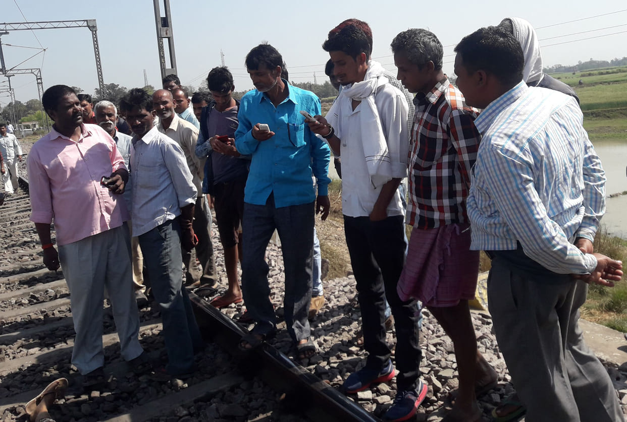 The train has been cut by the young woman