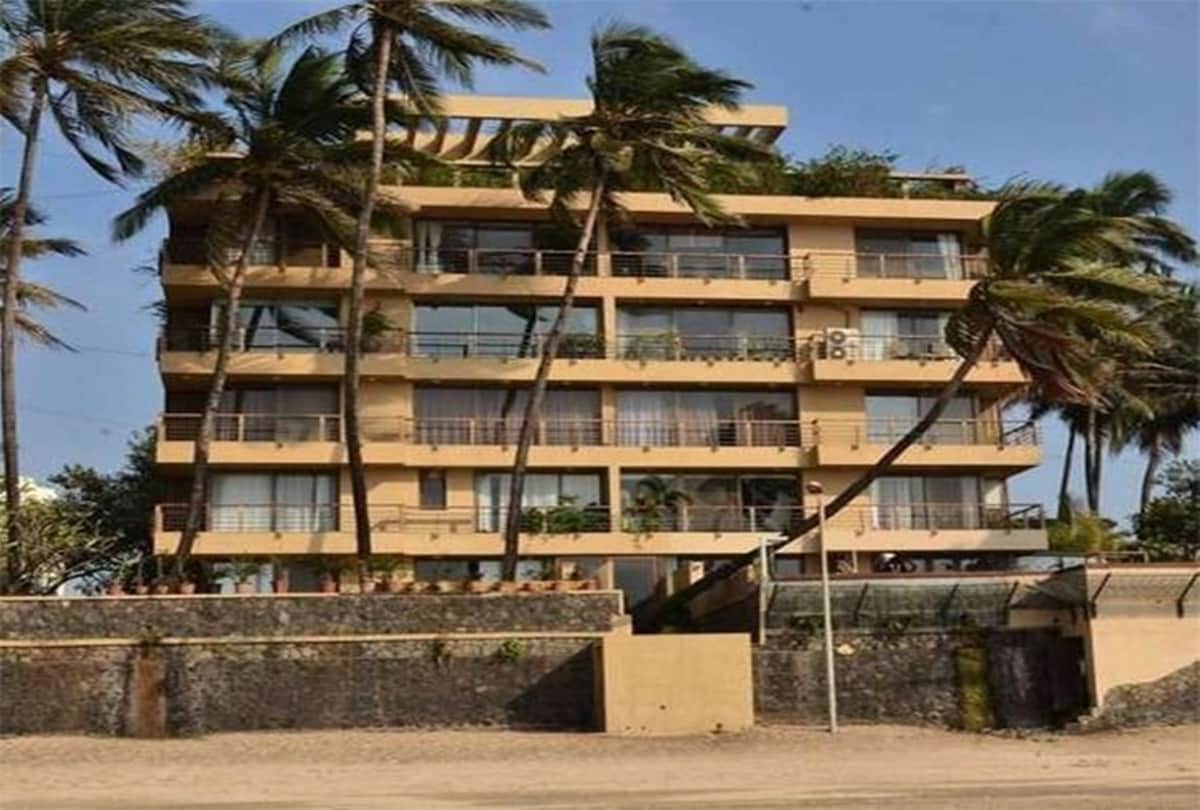 Prostitution in front of apartment makes Shahid Kapoor helpless to change his Juhu House