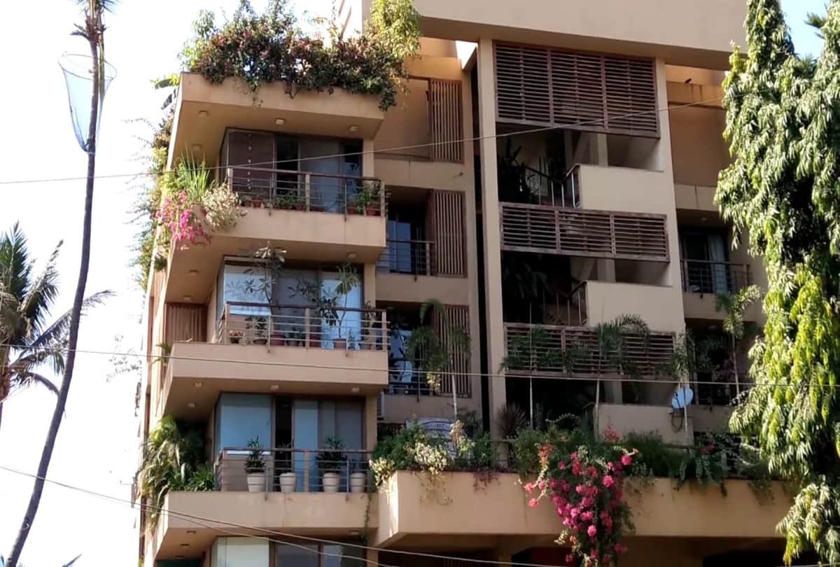 Prostitution in front of apartment makes Shahid Kapoor helpless to change his Juhu House