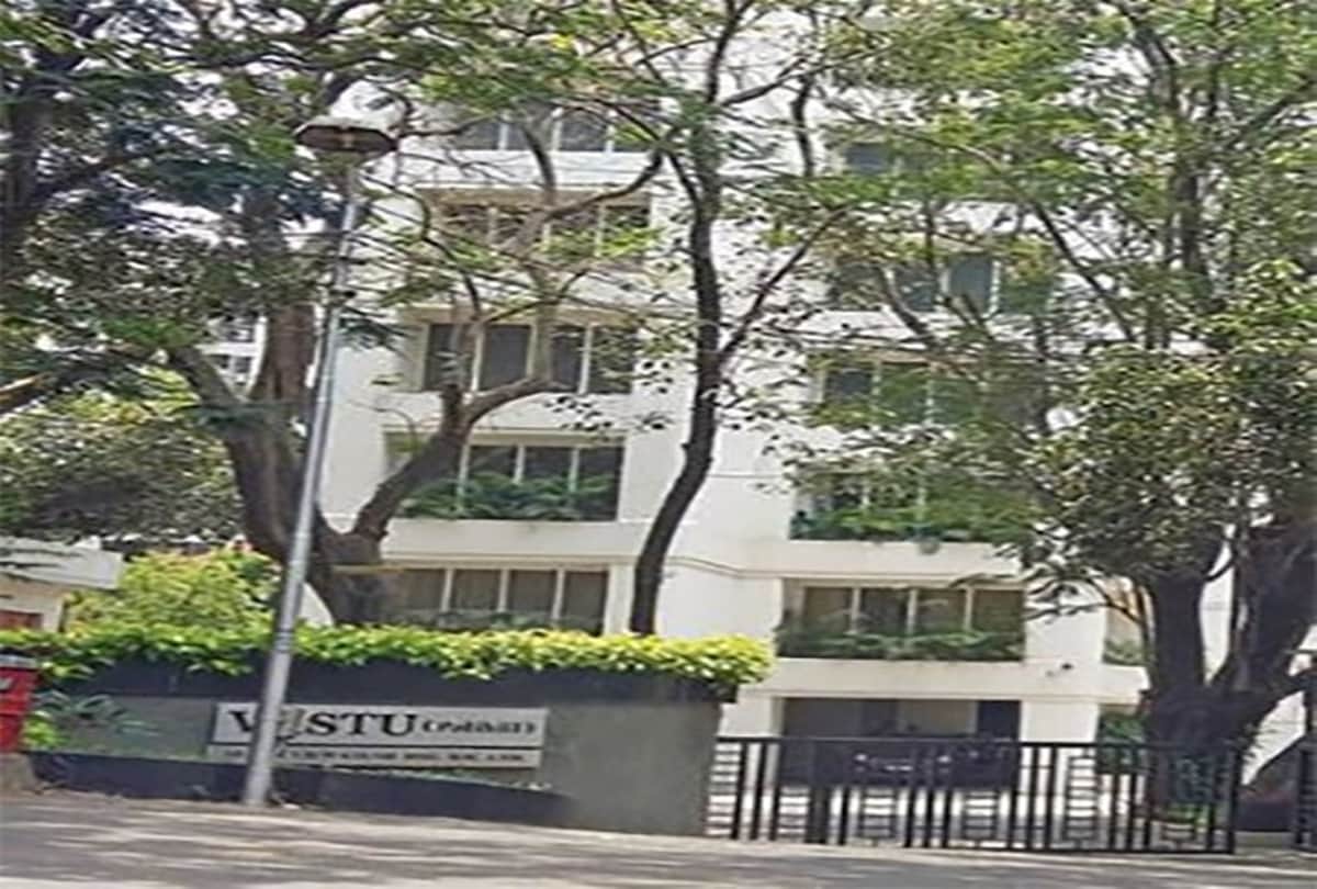 Prostitution in front of apartment makes Shahid Kapoor helpless to change his Juhu House