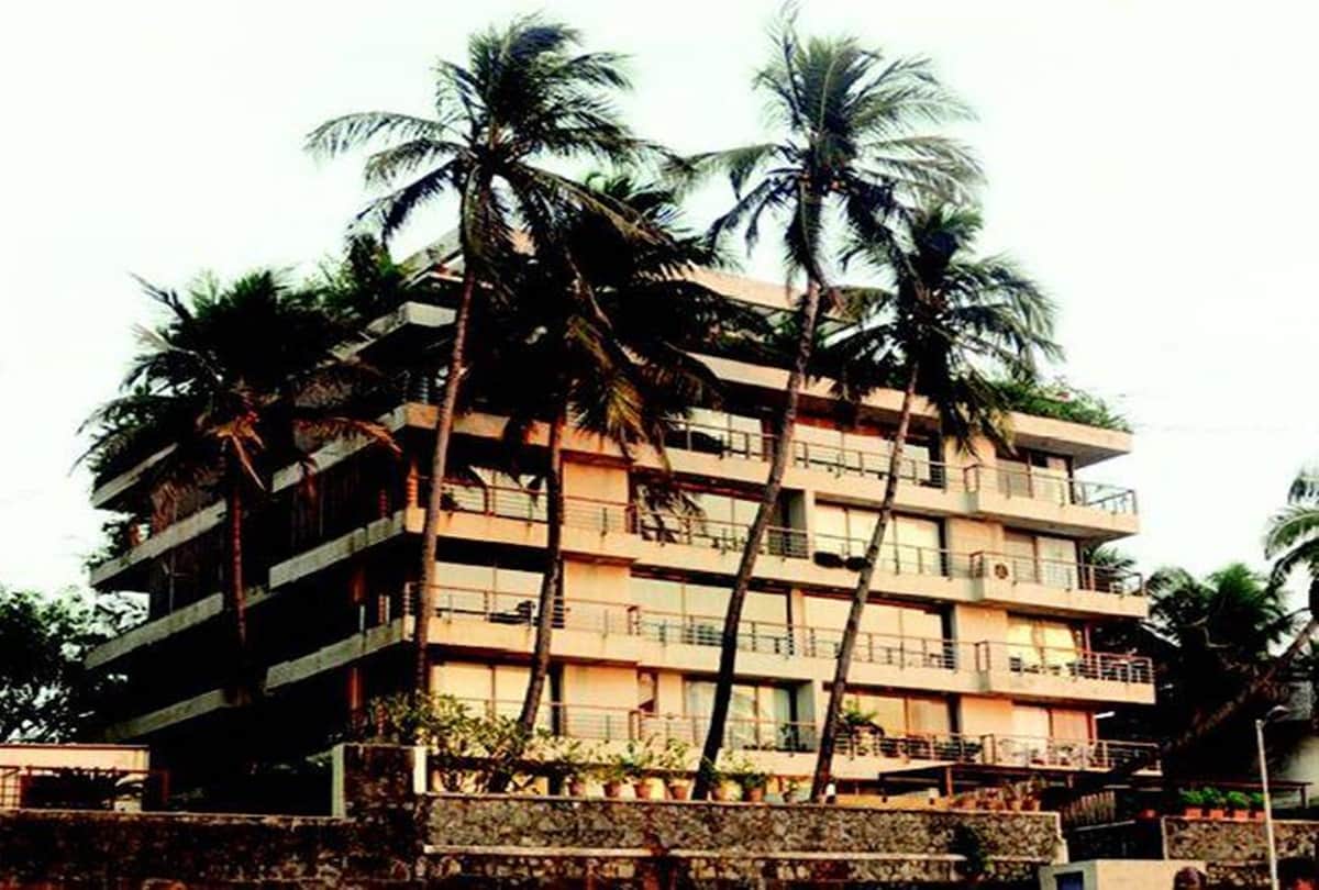 Prostitution in front of apartment makes Shahid Kapoor helpless to change his Juhu House