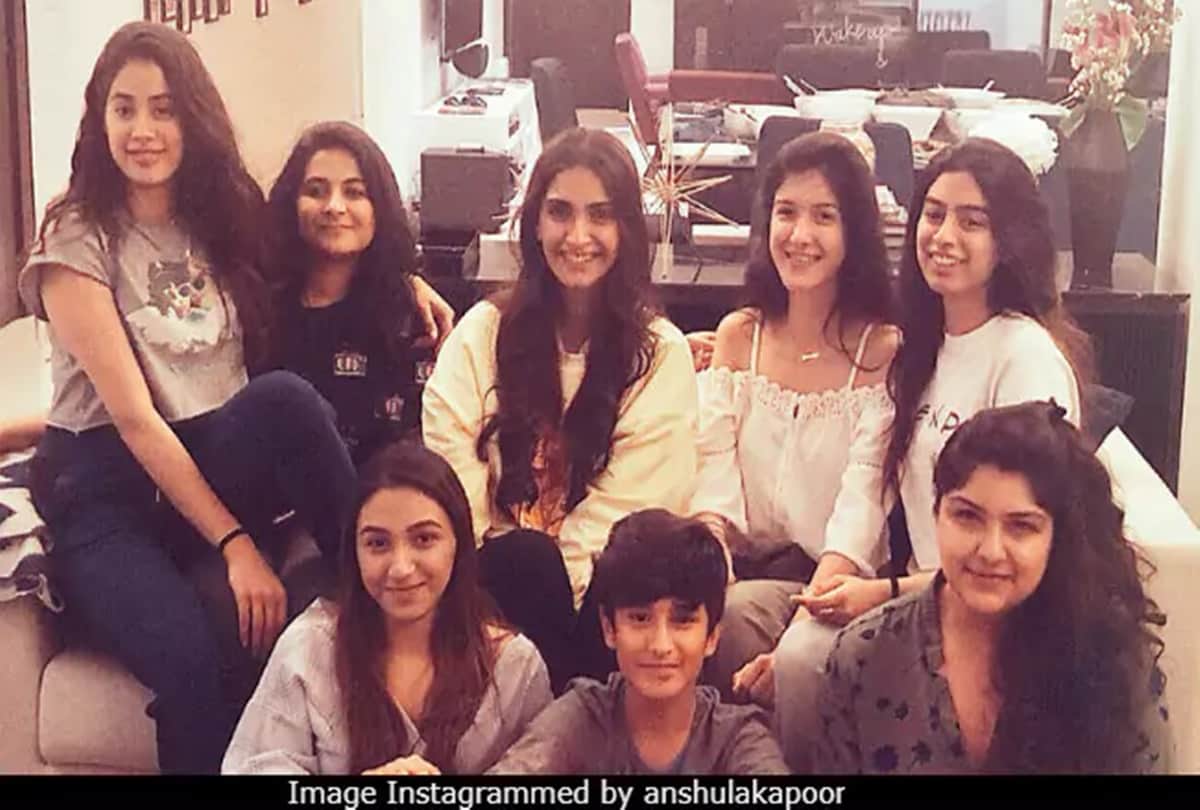 Step sister Anshula Takes Care Of Khushi After Sridevi death