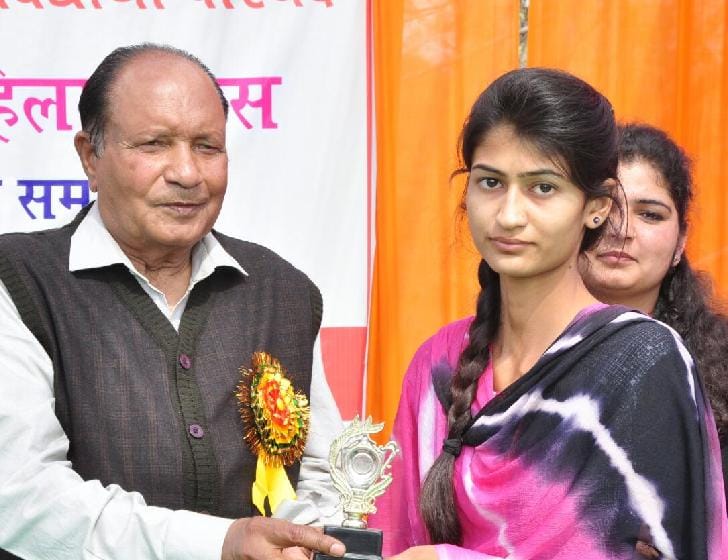 उत्कृष्ट कार्य करने वाली छात्राएं की सम्मानित