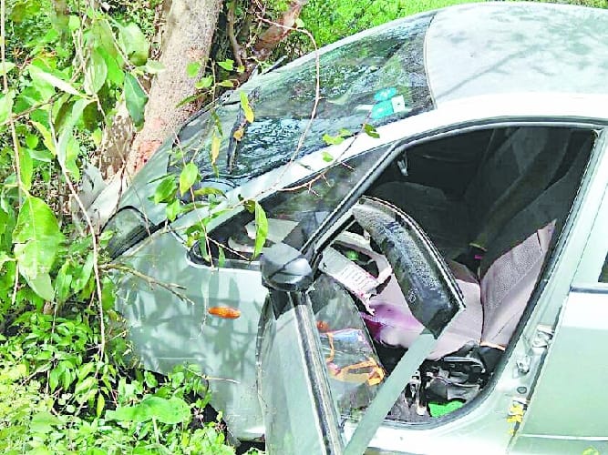 घुमारवीं में पेड़ से टकराई कार, चालक घायल