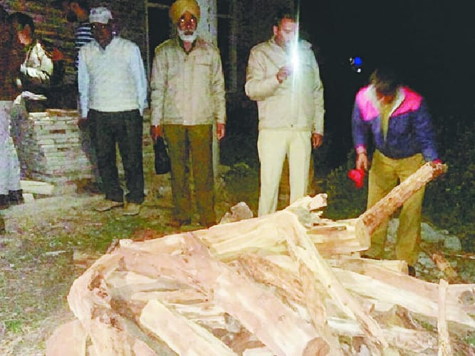 घर से खैर की अवैध लकड़ी बरामद, दो गिरफ्तार