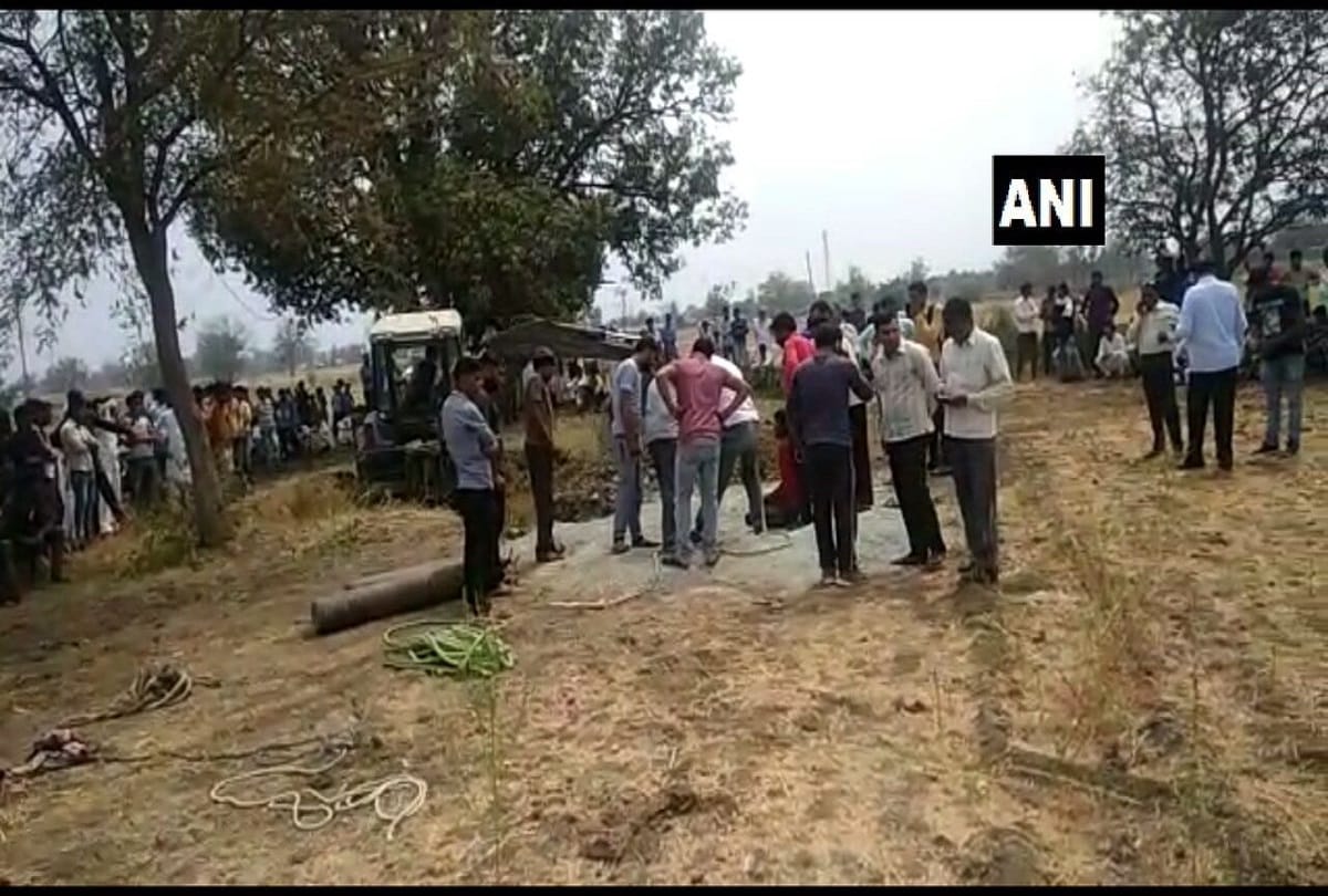 Madhya Pradesh: A 4 year old child fell into a 40 feet deep bore well in Dewas