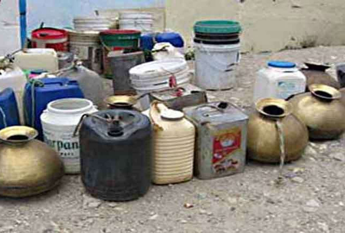 Long queues for water at night