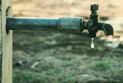Long queues for water at night