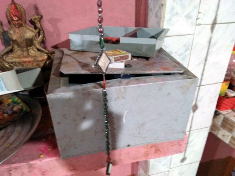 मं दर से 100 घंटे और नकदी चोरी