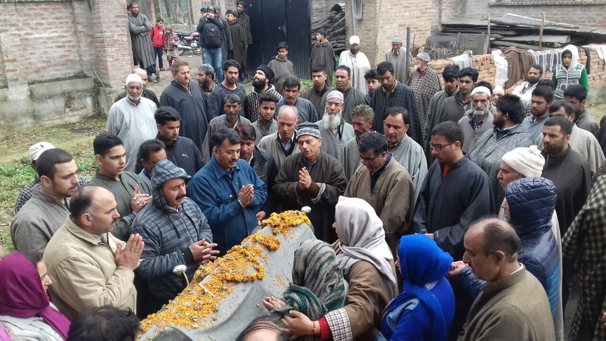 muslim people attend last rites of kashmiri pandit women in tral kashmir