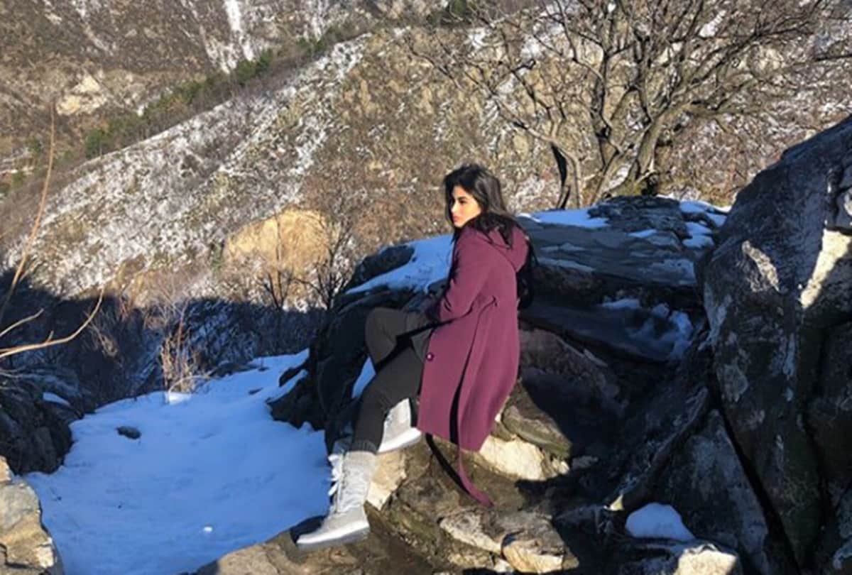Akshay Kumar Gold actress Mouni Roy short dress pictures goes viral on internet 