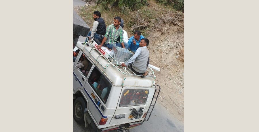 चुराह में टैक्सियां बनीं बसें, छत पर बिठाई जा रही सवारियां