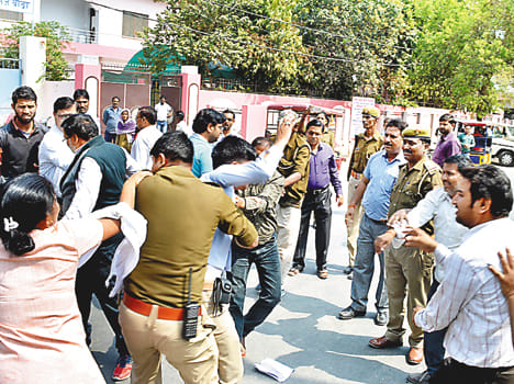 Revenge in front of principal residence in front of riot