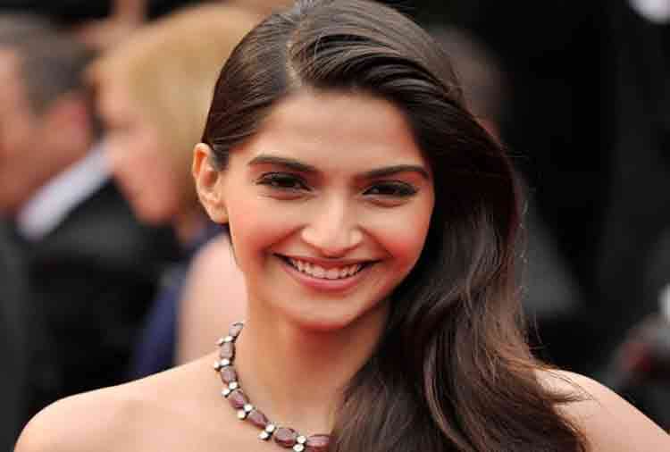 sonam kapoor angry on american president donald trump says he is a foolish  man