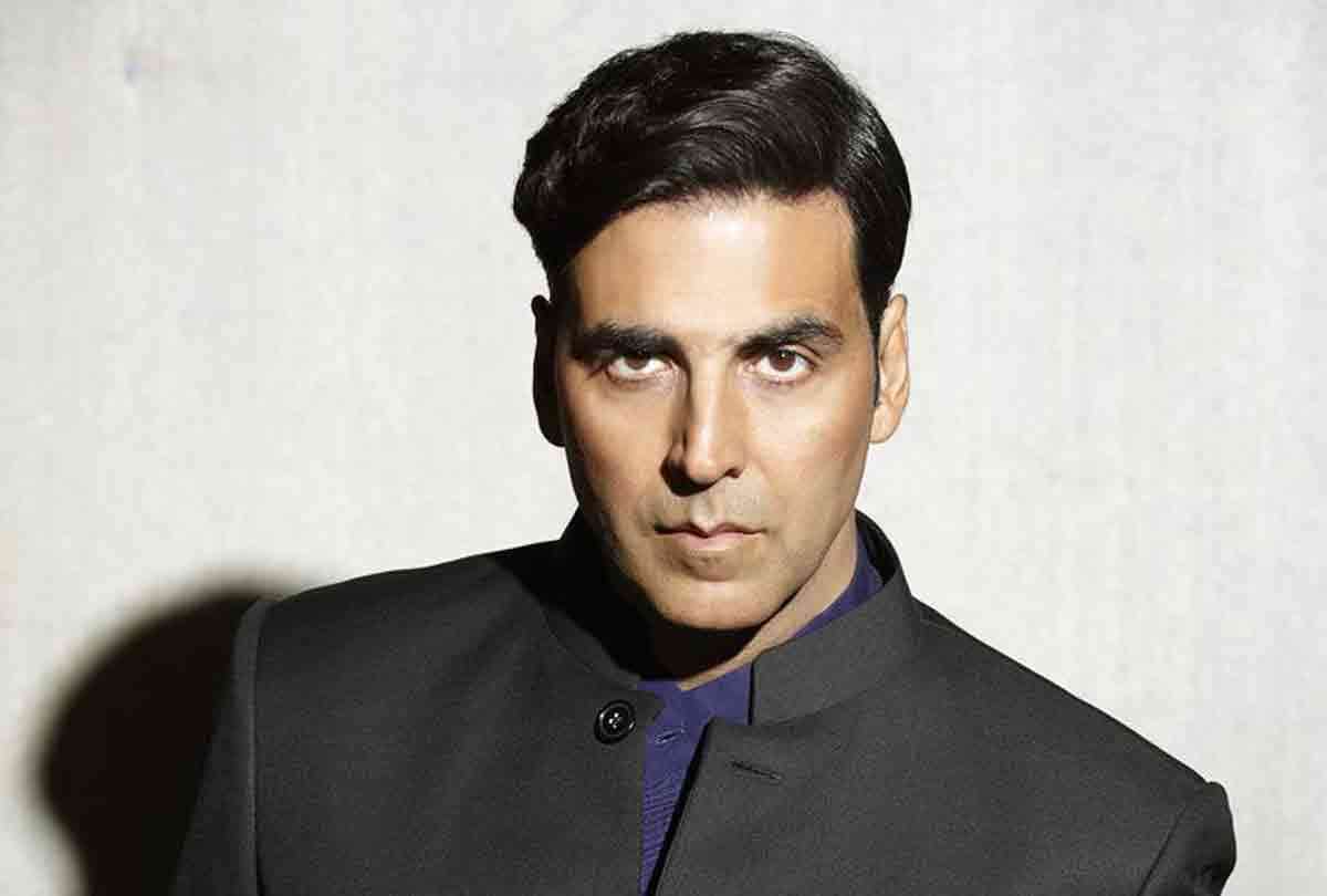 akshay kumar plays cricket on kesari set with team members