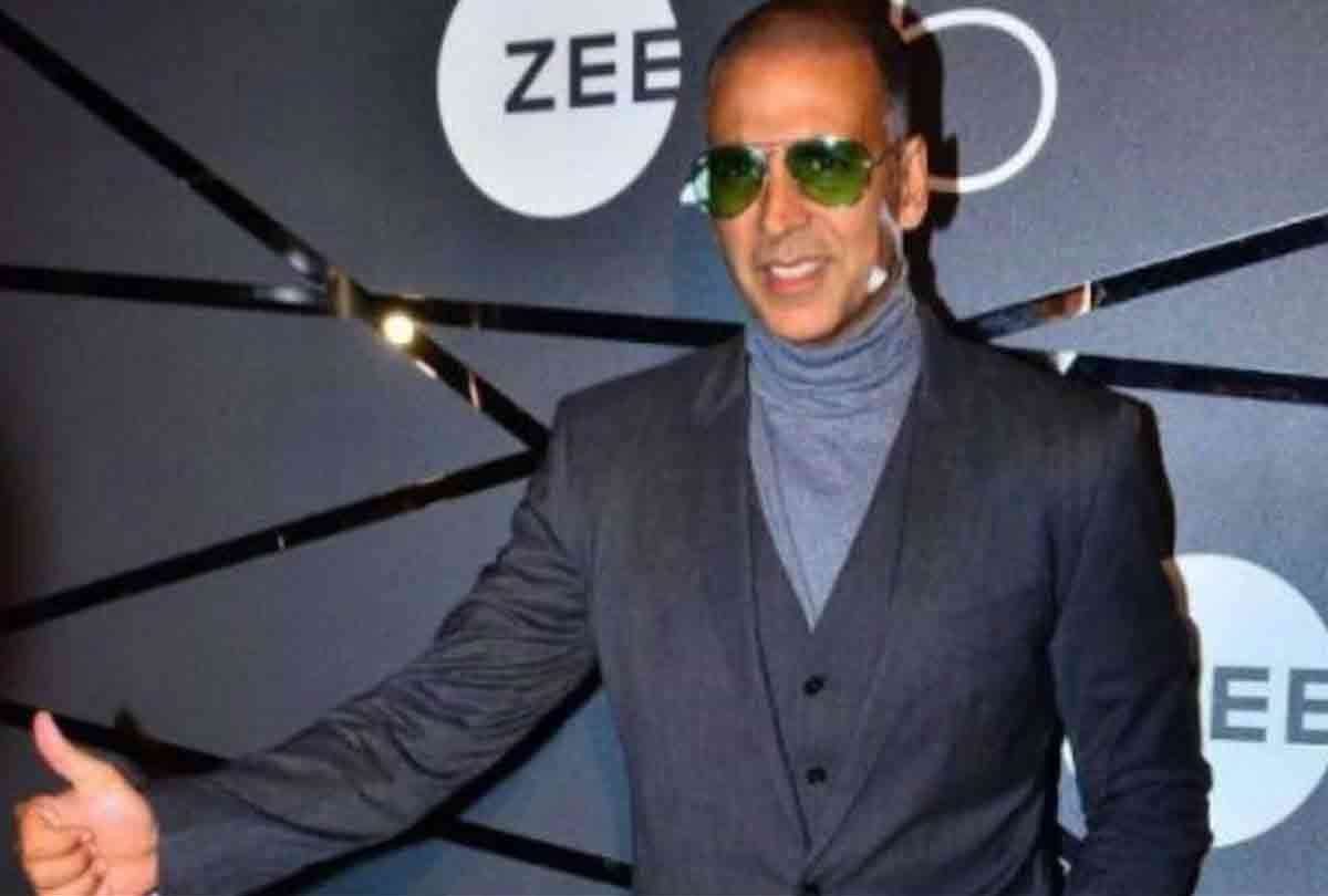 akshay kumar plays cricket on kesari set with team members