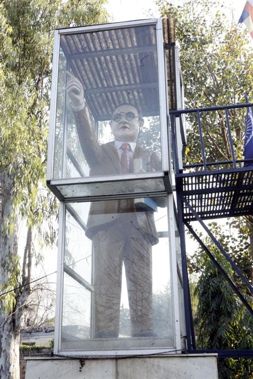 Municipal corporation regarding statues lying in the city
