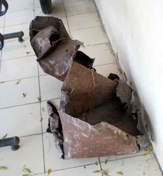 Torn piece of trunk in the train wheels, put the emergency brake