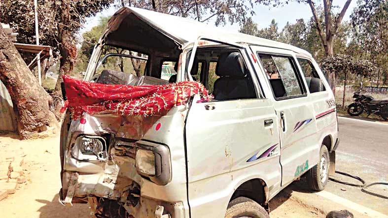 6 dead in road accident
