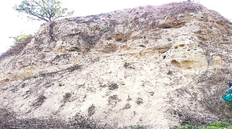Confluence of five cultural periods is the Lakshagraha mound, found glass in excavation