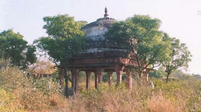 Confluence of five cultural periods is the Lakshagraha mound, found glass in excavation