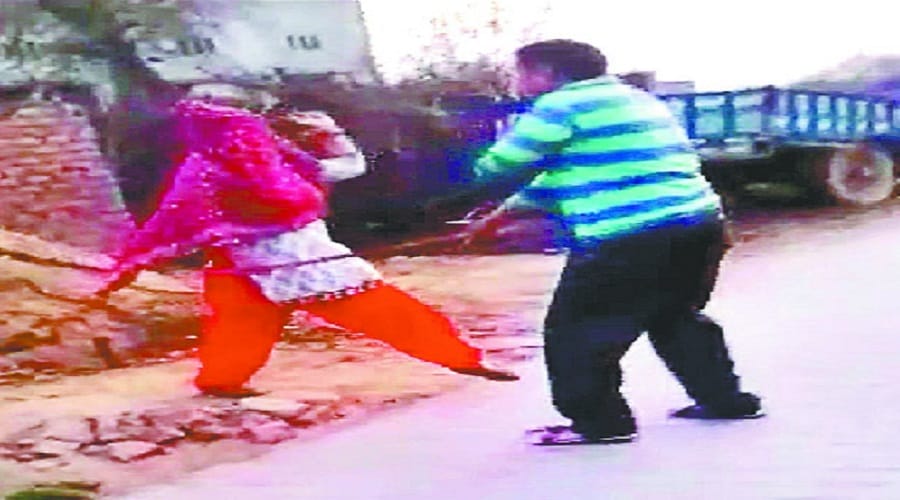 Soldier entered the house, beating Video Viral