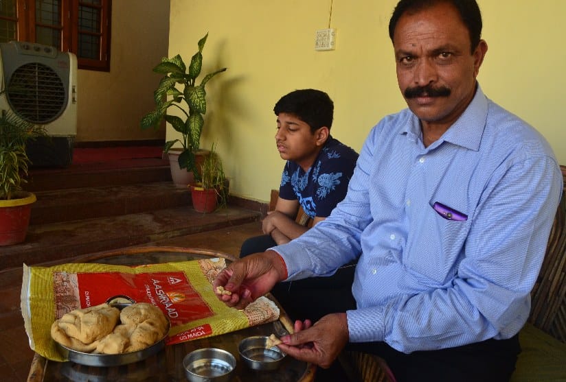 shopkeepers removes old stock of Branded aata 