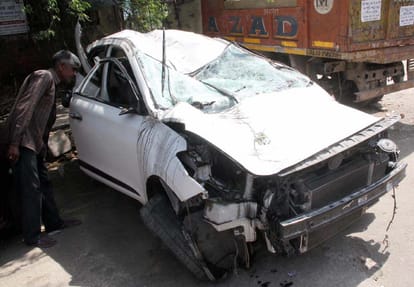 There was a sharp explosion and the car was blown up