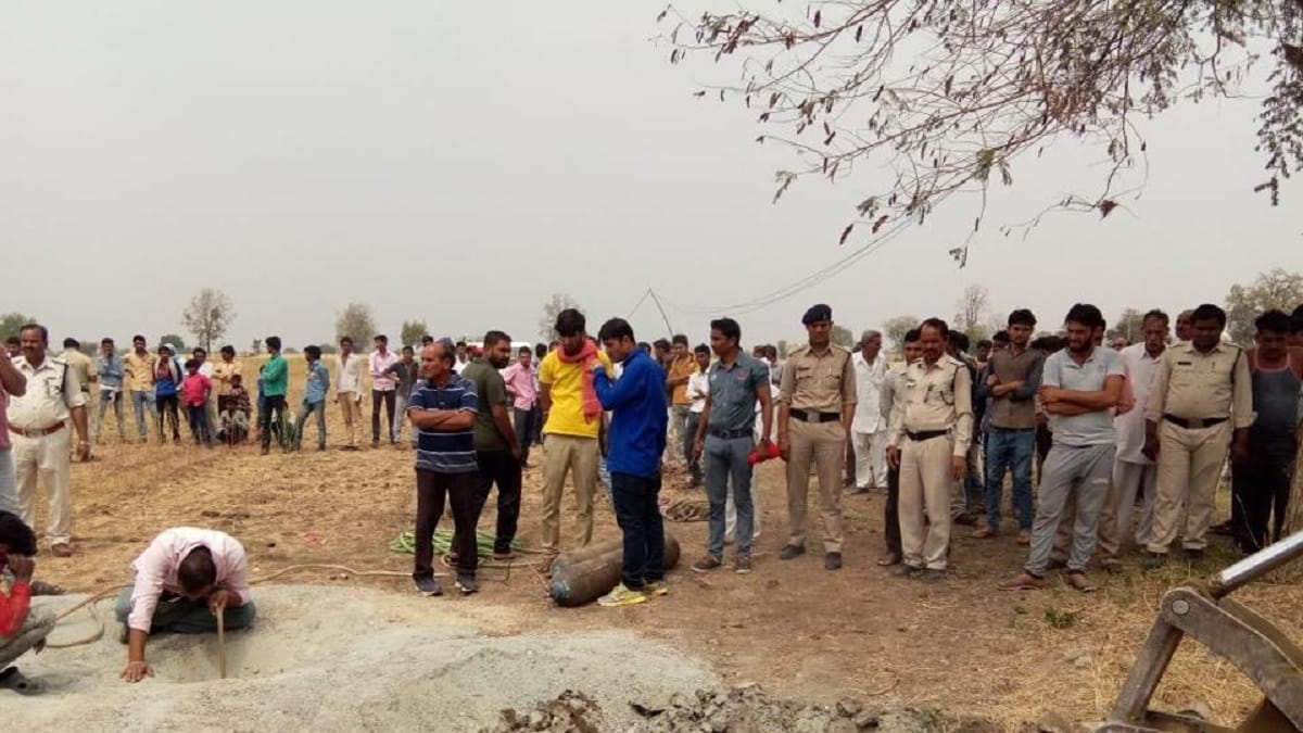 four year kid falls into borewell during playing in madhya pradesh's devas