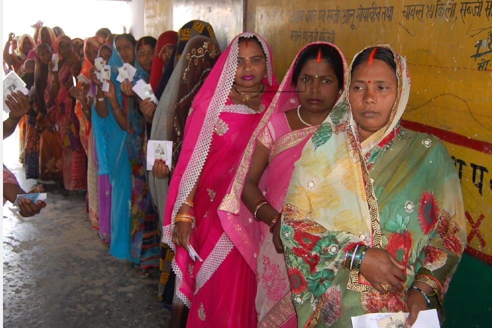 कहीं प्रति घंटे 15 वोट पड़े, कहीं हुई बारिश