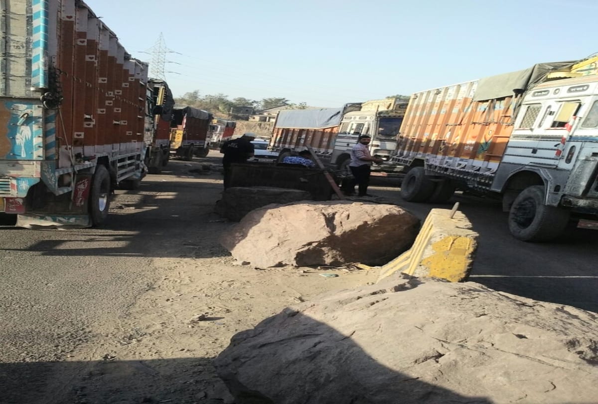 Truck Slams Into Toll Booth One killed in bilaspur Himachal pradesh