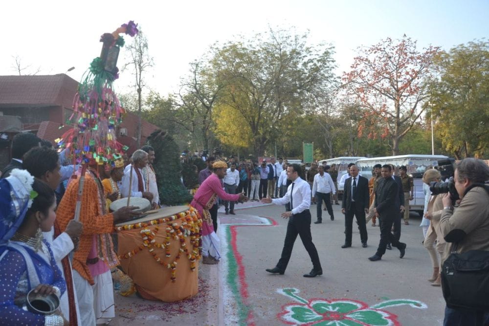 artists welcome the french president with flowers
