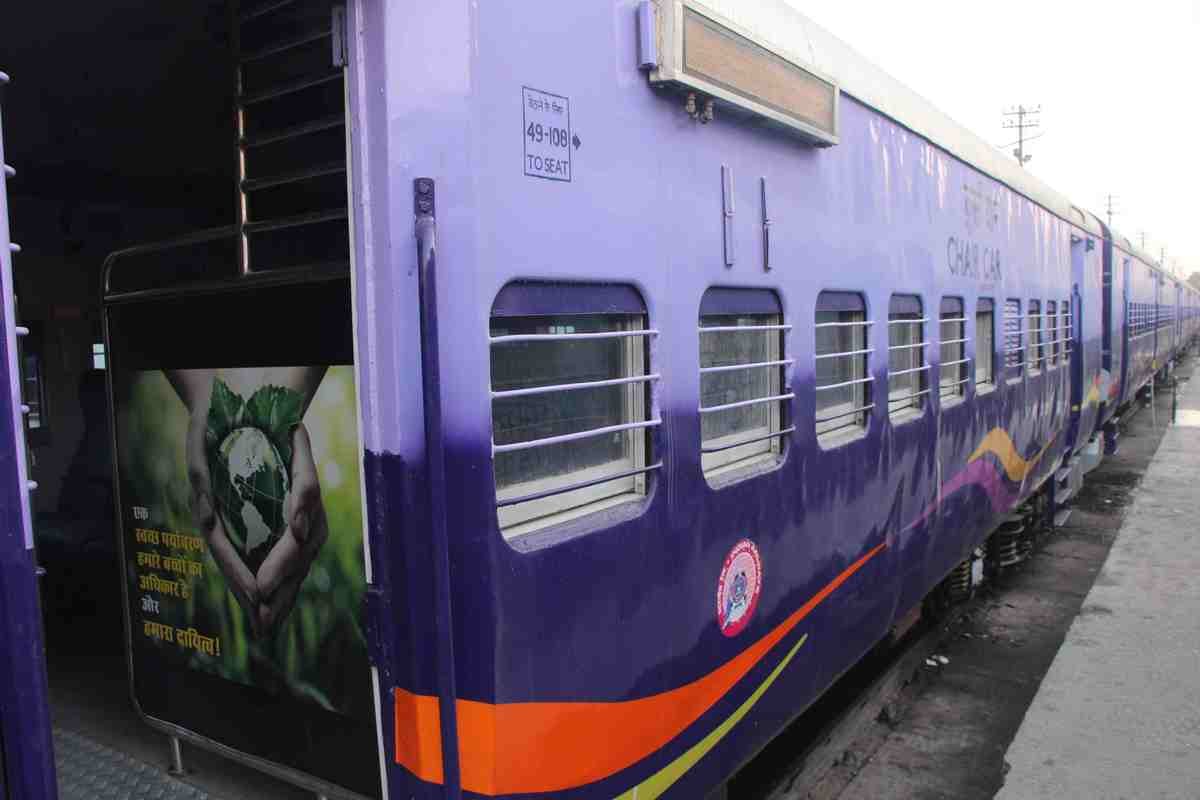 जंक्शन पर ओएचई फेल, एक घंटे खड़ी रहीं आठ ट्रेनें
