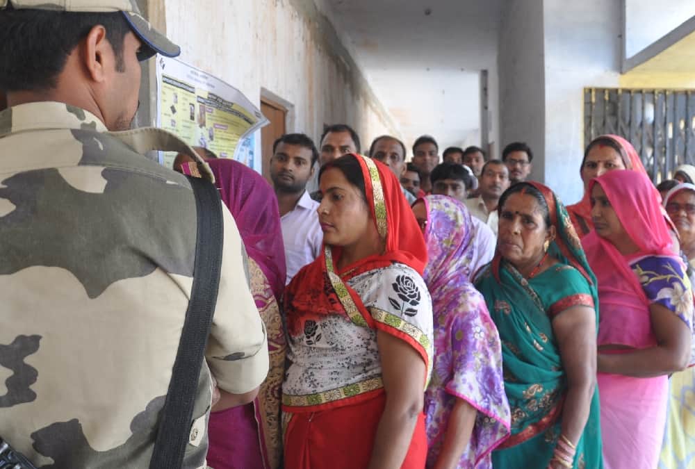  अपनी बारी का इंतजार करते मतदाता।