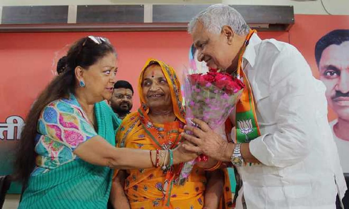 kirodi lal meena joins bjp in presence of rajasthan cm vasundhara raje 