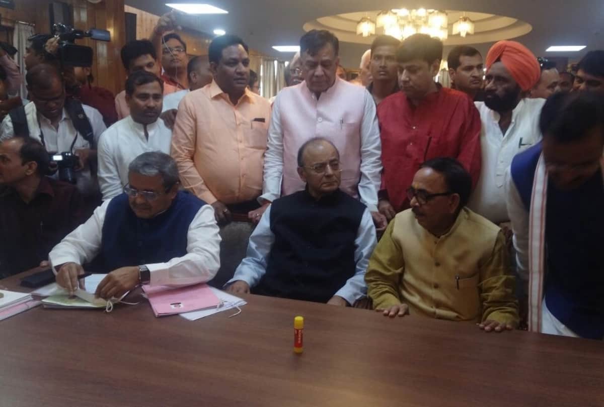 finance minister arun jetely submitted his nomination for rajyasabha