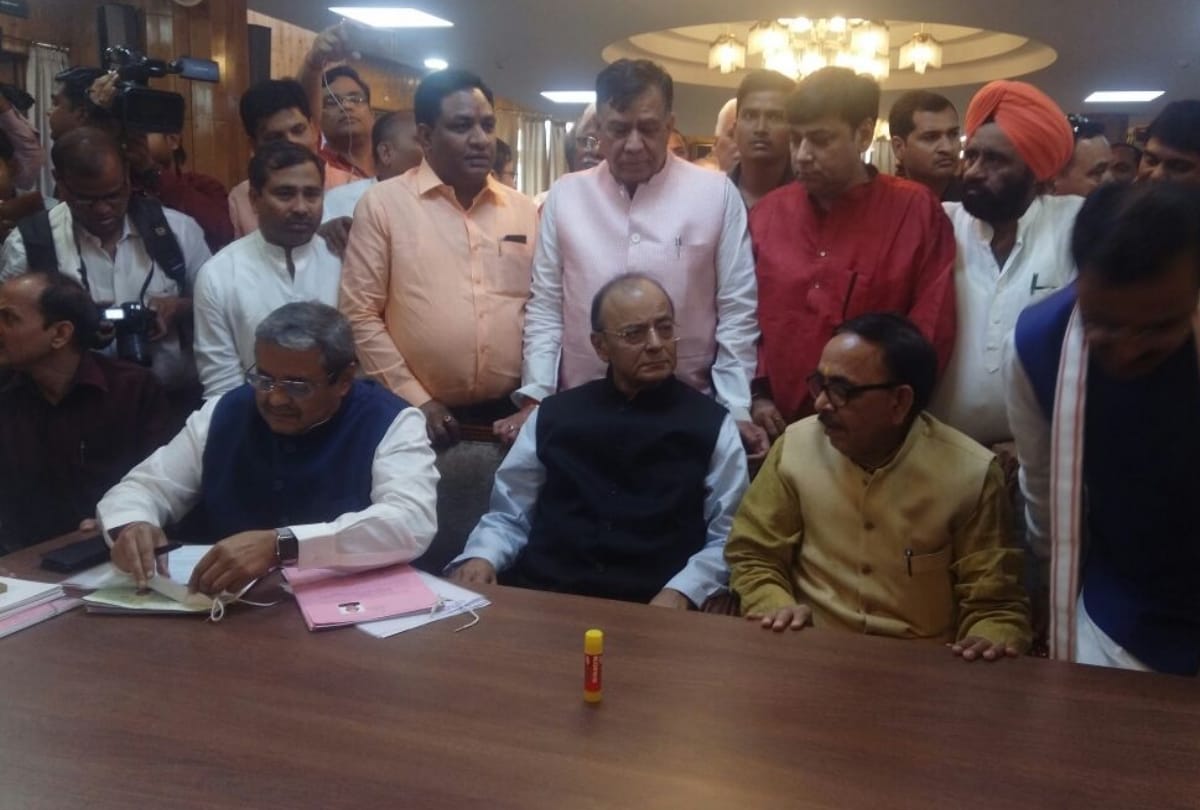 finance minister arun jetely submitted his nomination for rajyasabha