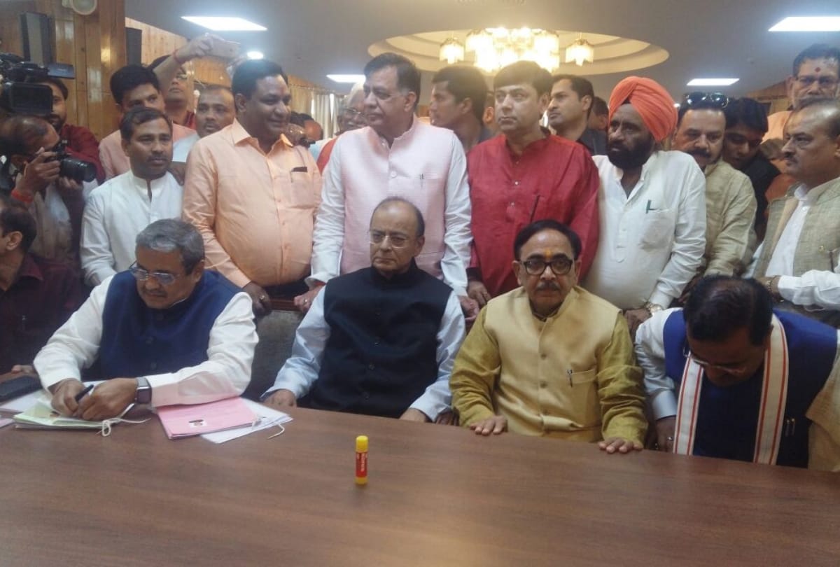 finance minister arun jetely submitted his nomination for rajyasabha