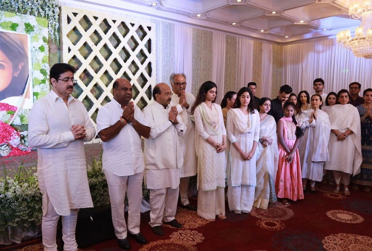 janhvi kapoor and khusi kapoor get emotional on sridevi prayer meet in chennai