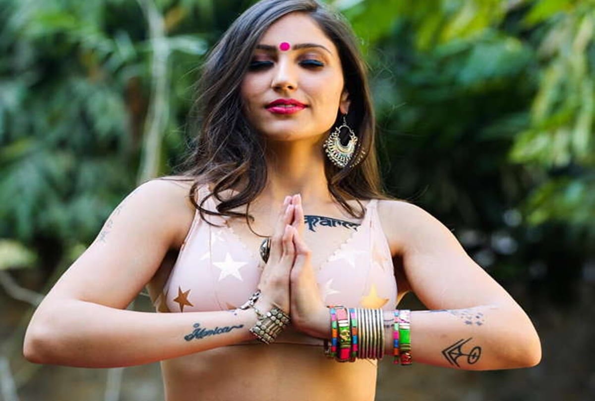Yuvraj singh ex sister in law and bigg boss contestant Akansha Sharma smoky photo going viral