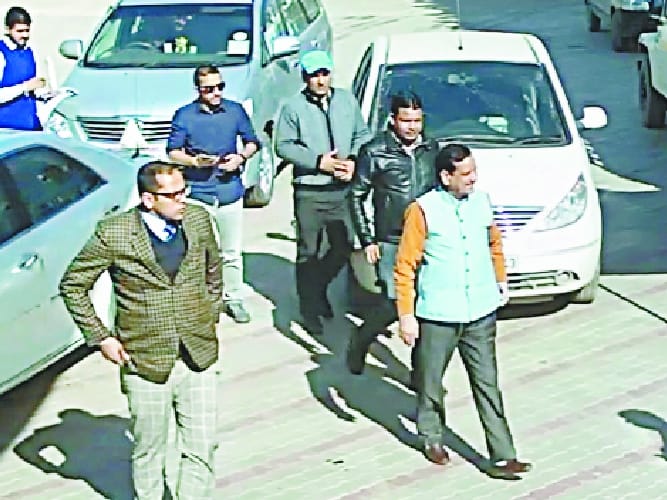 खाद्य आपूर्ति मंत्री ने पेट्रोल पंपों का किया औचक निरीक्षण