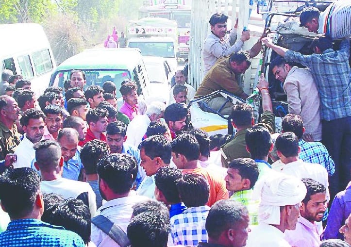 Bus and Cantor collide, 14 injured