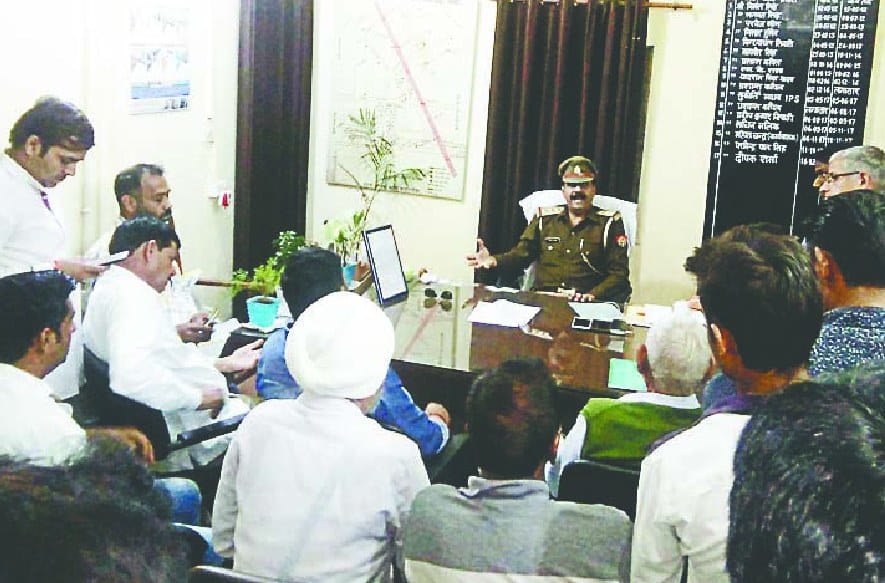 inspector ke saamne dhamki , bjpee thane se khiske